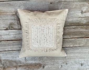Linnen kussens, bankkussens passend bij de landelijke stijl of zelfs shabby chic. Met franjes en gebreide patchwork. Handgemaakt, 40 x 40 cm