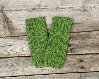 Beinstulpen, Armstulpen handgestrickt aus reiner Wolle mit Zopfmuster. Pistazien-Grün. Pulswärmer, fingerlose Handschuhe, Handstulpen.