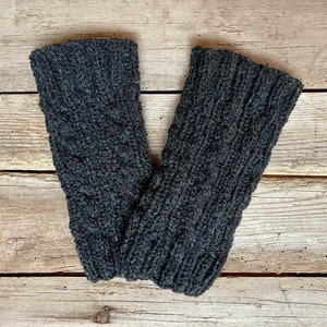 Leg warmers, arm warmers knitted in anthracite black made of pure wool with a cable pattern. Wrist warmers, fingerless gloves, hand warmers.