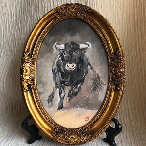Running Black Bull - Dipinto a olio ovale piccolo originale dipinto a mano - Arte del toro vintage con cornice - Decorazione con animali potenti - Dipinto shabby chic