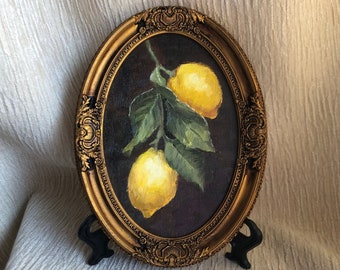 Natura morta originale con limoni dipinto a olio ovale con cornice dorata in stile vintage. Piccola natura morta con frutta. Arte d'epoca. Arredamento d'epoca