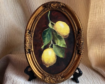 Nature morte originale aux citrons, peinture à l'huile ovale dans un cadre doré de style vintage. Petite nature morte aux fruits. oeuvre d'art vintage. décoration vintage