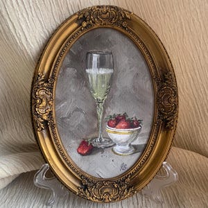 Natura morta originale Bicchiere di champagne con fragole, dipinto a olio ovale con cornice in stile vintage. Piccolo dipinto per cucina, sala da pranzo