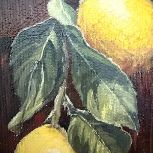 Pode incluir: Uma pintura a &oacute;leo sobre tela retratando dois lim&otilde;es amarelo-brilhantes pendurados num caule central com v&aacute;rias folhas verde-escuras. As pinceladas texturizadas s&atilde;o vis&iacute;veis em toda a composi&ccedil;&atilde;o, sobre um fundo castanho-avermelhado escuro.