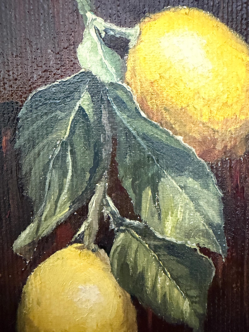 Pode incluir: Uma pintura a &oacute;leo sobre tela retratando dois lim&otilde;es amarelo-brilhantes pendurados num caule central com v&aacute;rias folhas verde-escuras. As pinceladas texturizadas s&atilde;o vis&iacute;veis em toda a composi&ccedil;&atilde;o, sobre um fundo castanho-avermelhado escuro.