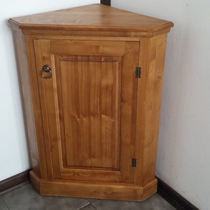 Corner cabinet