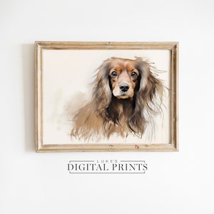 Pode incluir: Uma pintura em aquarela de um cão de pelo comprido marrom e branco com uma expressão suave e gentil. O cão está olhando diretamente para o espectador com a cabeça ligeiramente inclinada para o lado. O fundo é um bege suave e claro.