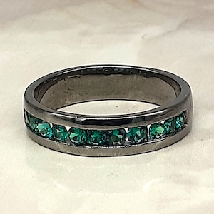 Schwarze Rhodium Runde grün Smaragd Herren CZ Ring, antike Sterling Silber Verlobungsring, Ewigkeit Kubische Zirkonia Ehering für Herren