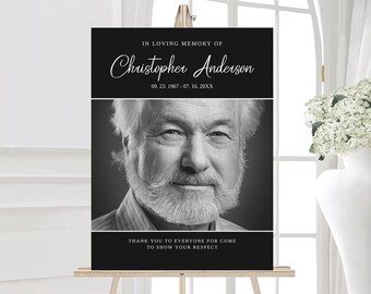 Op de afbeelding: Zwart-wit gedenkteken met een foto van een man en de tekst "IN LOVING MEMORY OF Christopher Anderson 09.23. 1967-07.16. 20XX THANK YOU TO EVERYONE FOR COME TO SHOW YOUR RESPECT"