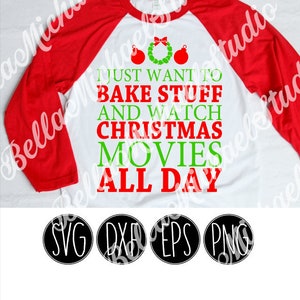 Könnte beinhalten: Ein weißes und rotes Baseball-T-Shirt mit dem Text "I just want to bake stuff and watch Christmas movies all day" in Grün und Rot. Das Shirt hat einen Weihnachtskranz und Ornamente oben in der Mitte. Der Text "SVG DXF EPS PNG" befindet sich unten im Bild.