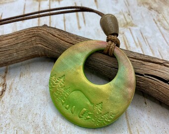 Pingente de argila Bear Forest - Colar de floresta de pinheiros - Colar de argila Boho - Jóias artesanais