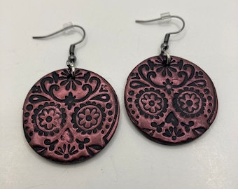Pendientes de calavera de azúcar - Pendientes redondos de arcilla polimérica - Pendientes del Día de los Muertos - Día de Muertos - Joyería de Halloween hecha a mano