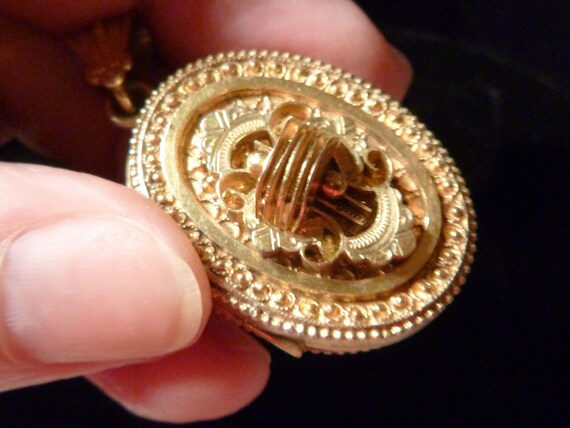 Victorian Etruscan Gold Filled Large Oval Locket - image 8