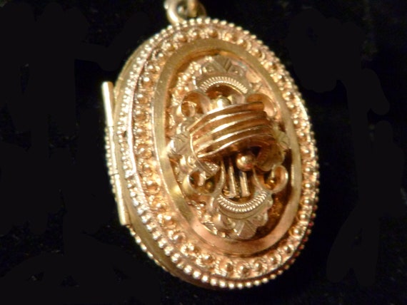 Victorian Etruscan Gold Filled Large Oval Locket - image 9