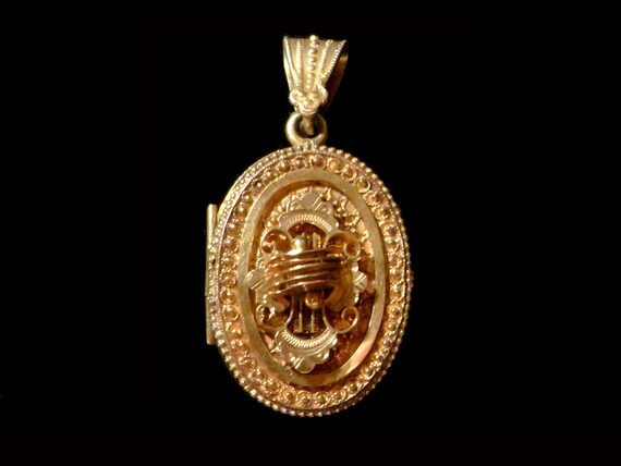 Victorian Etruscan Gold Filled Large Oval Locket - image 3
