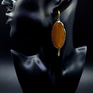 Statement-Ohrringe aus Achat, 18 Karat vergoldet. Ohrringe Länge 7 cm lang, Breite 3 cm. Steine haben eine unregelmäßige Form und Farbe. Wunderschöner roher Achat.