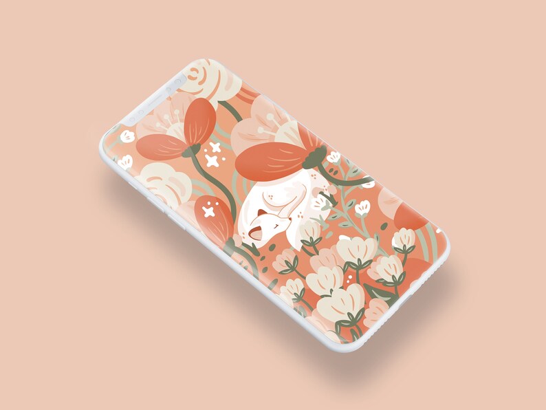 Pu&ograve; includere: Una custodia per telefono bianca con un design floreale che presenta una volpe bianca che dorme in un letto di fiori arancioni e bianchi. Lo sfondo &egrave; di colore pesca chiaro.