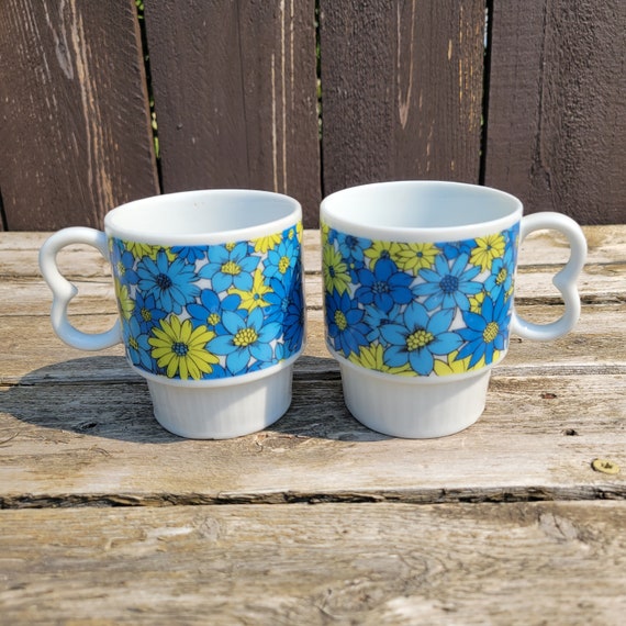 女性フィギュアと花柄カップのセット Vintage Ceramic Floral Stacking Mugs, Two Finger Handles