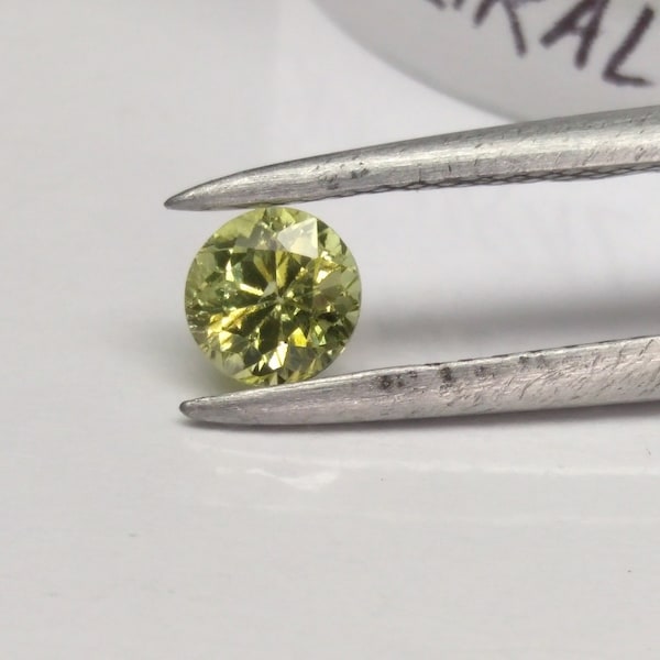 A Brilliant 0.50ct Loose Round cut Light Green Mali Garnet