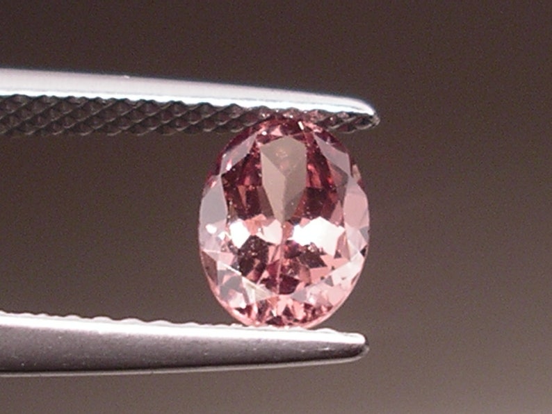 A Beautiful 1ct loose Oval cut Brown to Pink Color Change Garnet