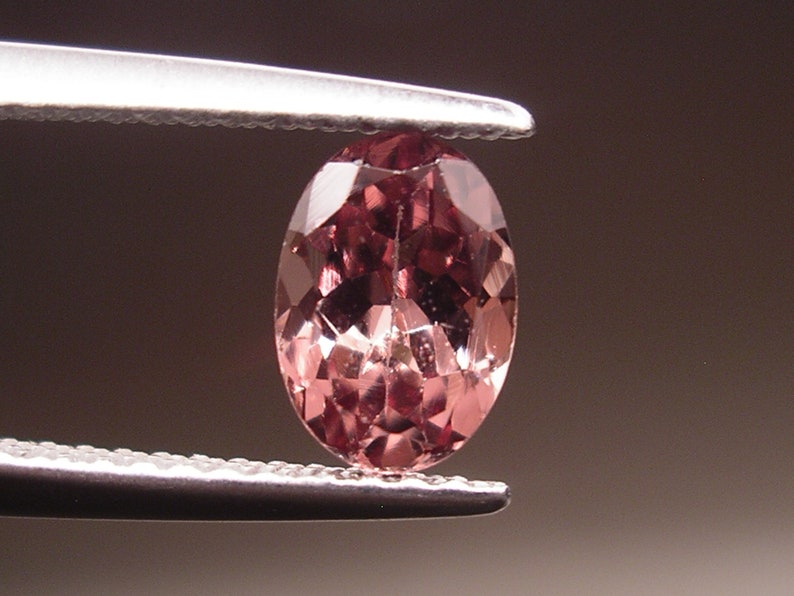 A Beautiful 1ct loose Oval cut Brown to Pink Color Change Garnet