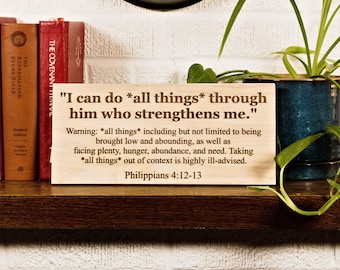 Letrero de madera grabado con versículo bíblico de Filipenses 4:12-13