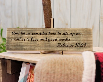 Hebreos 10:24 Arte de pared / Letrero rústico de madera con versículo bíblico grabado, decoración para el hogar para sala de estar, comedor, cocina, oficina, escritorio o dormitorio
