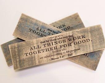 Letrero rústico de madera Romanos 8:28 / Versículo bíblico grabado - Decoración bíblica para el hogar / Regalo cristiano
