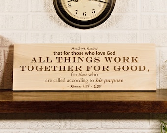 Letrero de madera grabado Romanos 8:28 / Decoración cristiana para el hogar