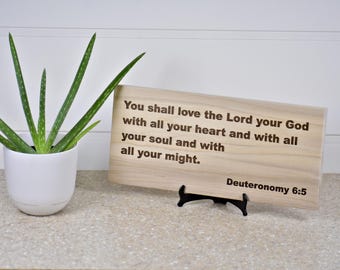 Arte de pared moderno con versículo bíblico de Deuteronomio 6:5, ideal para cocina, baño, oficina, encimeras y escritorios.