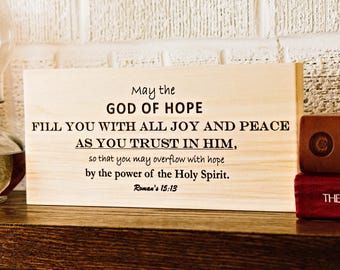 Letrero de madera Romanos 15:13 / Arte mural con versículo bíblico grabado - Decoración bíblica para el hogar / Regalo cristiano