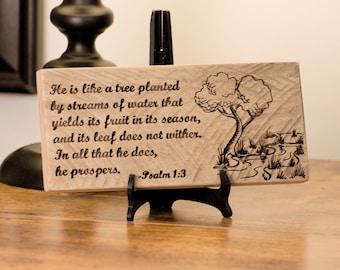 Arte con versículos bíblicos / Salmo 1:3 Letrero rústico de madera con versículo bíblico grabado / Decoración del hogar / Regalo