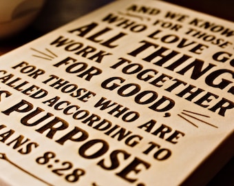 Letrero de madera Romanos 8:28 / Versículo bíblico grabado para pared - Decoración bíblica para el hogar / Regalo cristiano