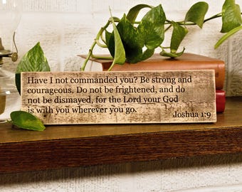 Letrero de madera grabado de Josué 1:9 / Decoración rústica con versículo bíblico