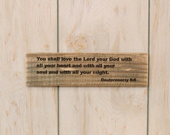 Letrero rústico de madera con versículo bíblico grabado de Deuteronomio 6:5 para decoración del hogar.