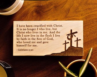 Letrero de madera grabado de Gálatas 2:20 / Decoración cristiana para el hogar