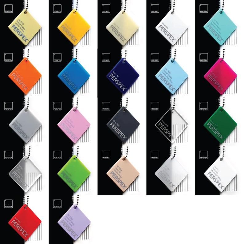 K&ouml;nnte beinhalten: Eine Sammlung von Perspex-Farbmustern, jeweils an einer silbernen Kette befestigt. Die Muster sind quadratisch und in einer Vielzahl von Farben erh&auml;ltlich, darunter Gelb, Orange, Blau, Rosa, Grau, Gr&uuml;n und Rot. Auf jedem Muster steht das Wort "PERSPEX".
