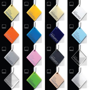K&ouml;nnte beinhalten: Eine Sammlung von Perspex-Farbmustern, jeweils rautenf&ouml;rmig und an einer Kette befestigt. Zu den Farben geh&ouml;ren Gelb, Orange, Blau, Rosa und Grau. Jedes Muster tr&auml;gt das Perspex-Logo und Farbinformationen.