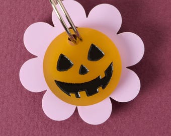 Etiqueta de identificação personalizada para animais de estimação Daisy Jack | Pingente de identificação para cães com tema de Halloween | Chaveiro personalizado com flor de abóbora gravada