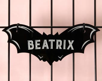Placa personalizada de morcego para caixa de transporte de animais de estimação, decoração de Halloween para caixa de transporte de cães, placa personalizada com o nome do cachorro, acessório assustador para animais de estimação