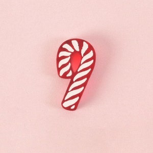 以下が含まれることがあります： 赤と白のキャンディーケーンのオーナメント。キャンディーケーンは伝統的なクリスマスの飾りです。