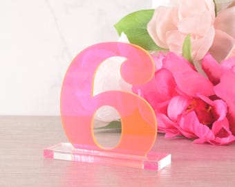 Números de mesa rosa fluorescente: decoração moderna para recepção de casamento