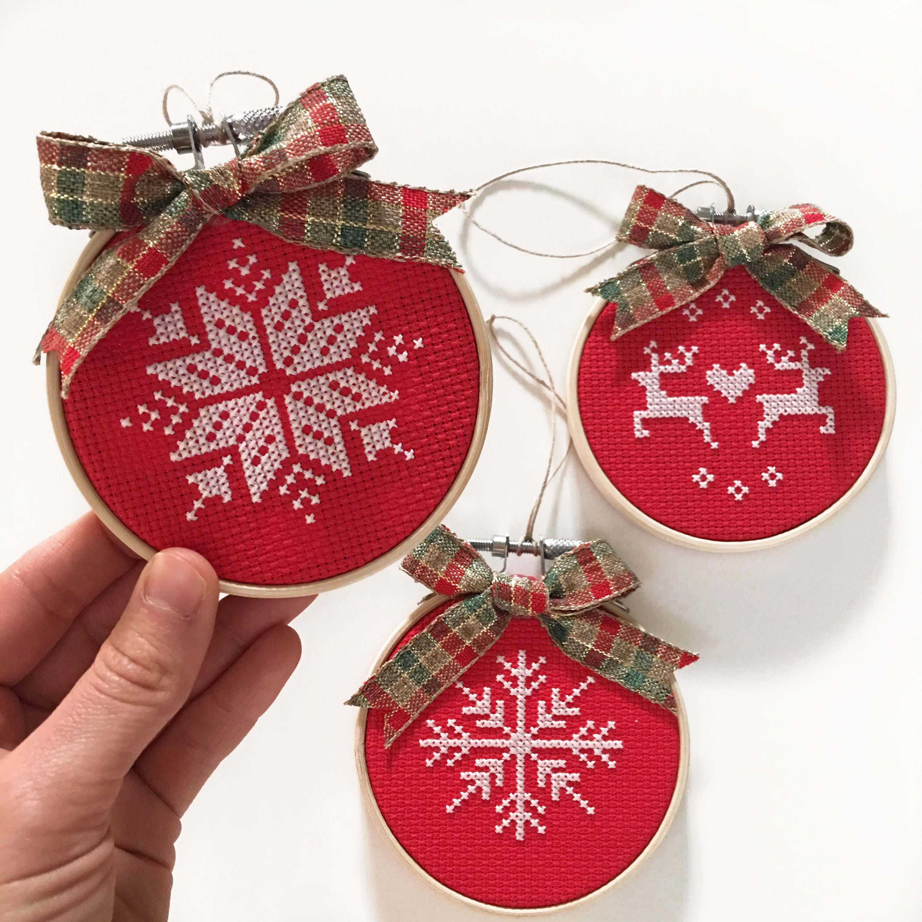 Christmas ornament ball Free Cross stitch pattern Folk Cross