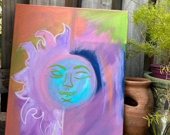 Puede incluir: Pintura abstracta sobre lienzo con un diseño de sol y luna. El sol se representa como una cara estilizada con los ojos cerrados y una sonrisa. La luna es un círculo azul con una forma de media luna azul oscuro. El fondo es una mezcla de naranja, rosa, morado y verde.