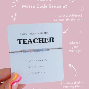 Könnte beinhalten: Individuelles Morsecode-Armband mit dem Wort „TEACHER“ aus Saatperlen. Auf der Karte steht „Thank You!“ und „Secret message bracelet“. Der Hintergrund ist rosa.