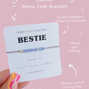 Könnte beinhalten: Individuelles Morsecode-Armband mit dem Wort "BESTIE" aus blauen Saatperlen. Die Karte trägt die Aufschrift "Secret message jewellery" und "WWW.LAGEM.CO.UK". Erhältlich in Edelstahl- oder Sterlingsilber-Ausführung.
