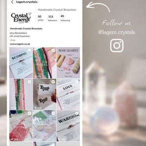 Puede incluir: Una captura de pantalla digital del perfil de Instagram lagem.crystals, que muestra una cuadr&iacute;cula de nueve publicaciones con pulseras de cristal hechas a mano, tarjetas de agradecimiento y gr&aacute;ficos informativos sobre cuarzo rosa, escorpio, amor y guerrero.