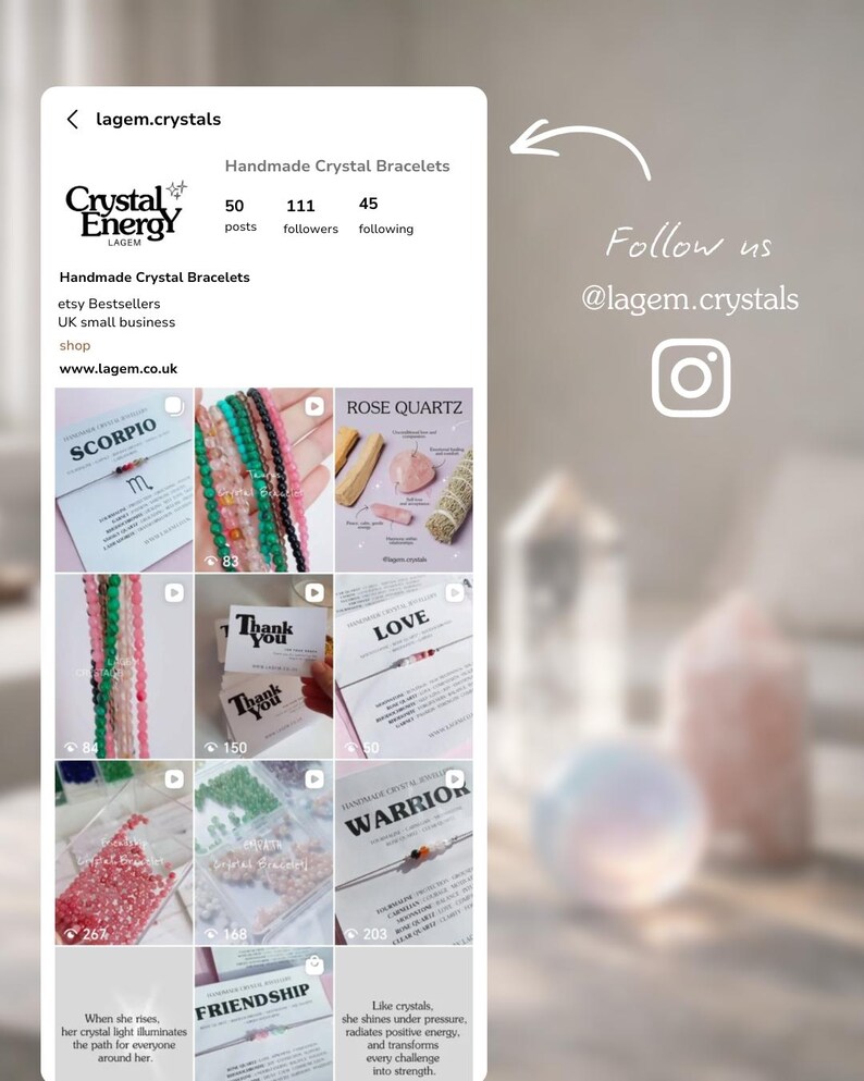 Puede incluir: Una captura de pantalla digital del perfil de Instagram lagem.crystals, que muestra una cuadr&iacute;cula de nueve publicaciones con pulseras de cristal hechas a mano, tarjetas de agradecimiento y gr&aacute;ficos informativos sobre cuarzo rosa, escorpio, amor y guerrero.