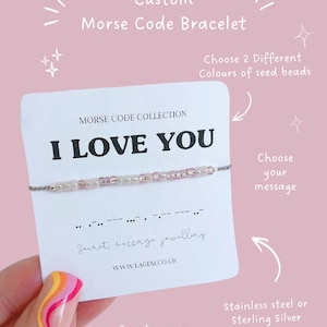 Könnte beinhalten: Ein personalisiertes Morsecode-Armband mit der Botschaft "I LOVE YOU" aus Saatperlen. Das Armband wird auf einer Karte mit dem Text "Secret message jewellery" und "WWW.LAGEM.CO.UK" präsentiert. Erhältlich in Edelstahl oder Sterlingsilber.