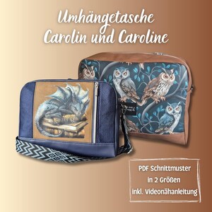 Può includere: Due borse a tracolla con design unici. Una borsa presenta un drago blu su libri, l'altra ha gufi su rami. Le borse sono in tonalità di blu, marrone e beige. Il testo sulle borse recita "Umhängetasche Carolin und Caroline".